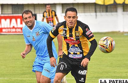 La acción del partido jugado en Achumani, Campos intenta dominar el balón /APG
