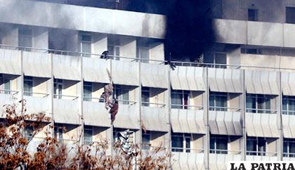 Ataque al Hotel Intercontinental de Kabul deja doce muertos /Noticieros Televisa