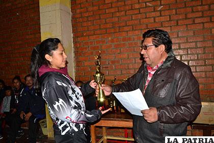 Espinoza entrega el trofeo de campeón a Carla Parra, capitana de 10 de Febrero, campeón en Mayores damas