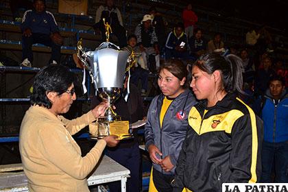 Nelly Cáceres entrega el trofeo rotatorio a Tigres de Belén
