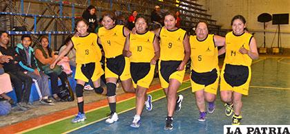 Las integrantes de Tigres de Belén durante la tradicional vuelta olímpica