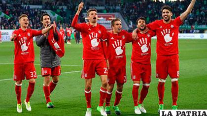 Festejan los jugadores de Bayern Múnich por el triunfo ante Werder Bremen