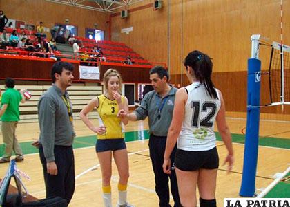 Antes del partido el primer árbitro realiza un sorteo para determinar a quién le corresponde el primer saque