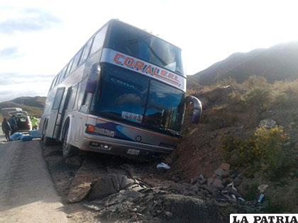 El bus acabó a un lado del camino
