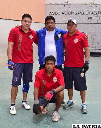Moller (izquierda) mostró su valía en el torneo comercial de pelota de mano