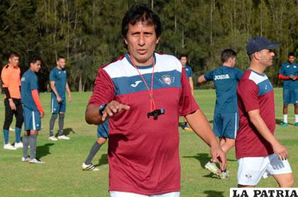 Álvaro Peña dirige al cuadro de Wilstermann /APG