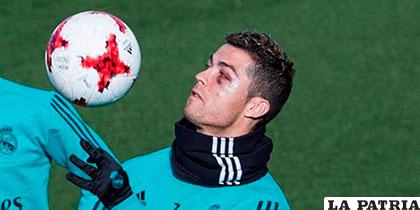 Cristiano Ronaldo entrena a pesar de tener el ojo en tinta