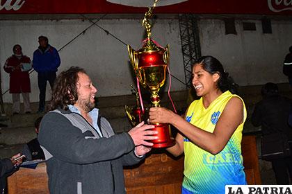 Jannete Vía, capitana de Carl A-Z, recibe el trofeo de campeón