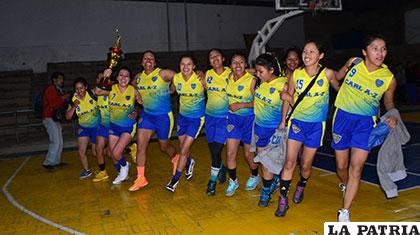 Durante la vuelta olímpica de las integrantes de Carl A-Z