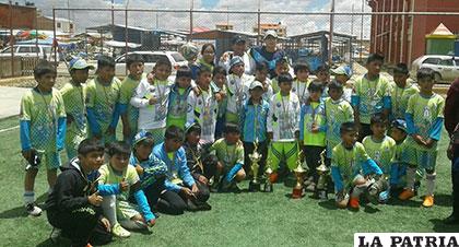 El representativo de Quiroziñhos junto a los trofeos que ganó