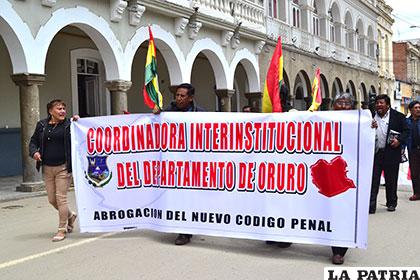 Coordinadora Interinstitucional Departamental de Oruro en una de las marchas que realizaron