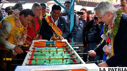 El vicepresidente García Linera disputa un partido de futbolín junto al alcalde de la ciudad de La Paz, Luis Revilla