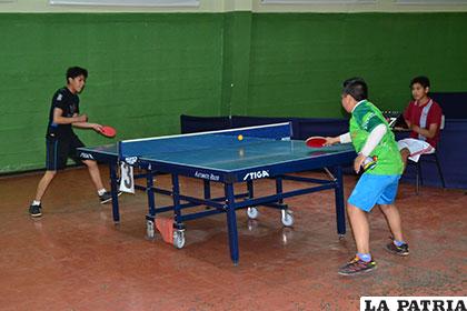 Tenismesistas asisten motivados al torneo nacional en La Paz