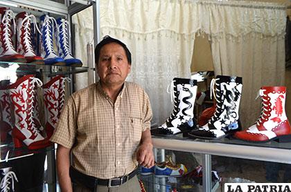 Las manos de los zapateros son importantes en el Carnaval de Oruro