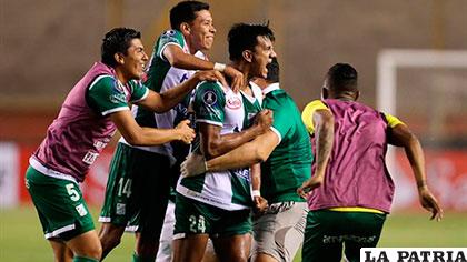 Jorge Paredes (24) anotó el gol del descuento, festeja junto a sus compañeros de equipo /EUROSPORT