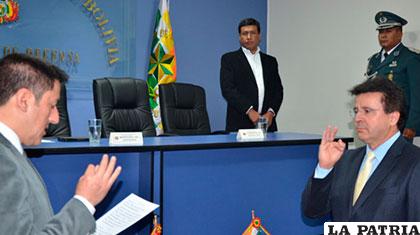Ministro Javier Zavaleta posesiona a Carlos Brú /Ministerio de Defensa