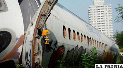 Los aviones en desguace sirven de hogar improvisado a una familia /minuto30.com