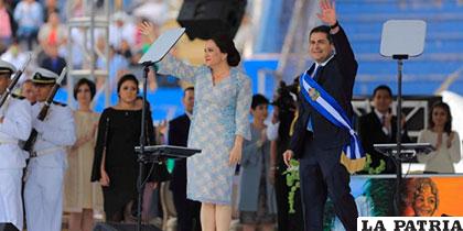El presidente de Honduras, Juan Orlando Hernández junto a la primera dama de la nación, Ana García /elpais.cr