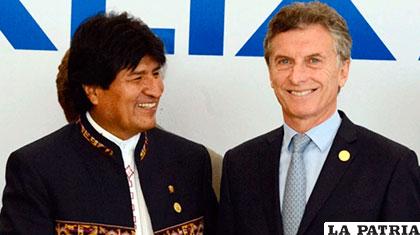 El Mandatario Evo Morales junto a su homólogo argentino, Mauricio Macri /ANF