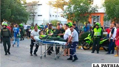 Uno de los heridos es evacuado a un centro médico