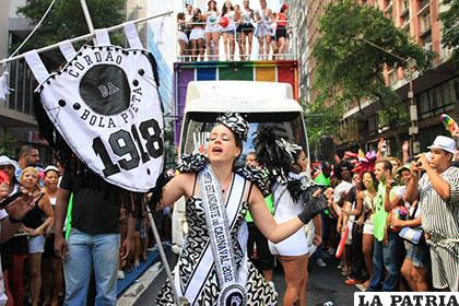 Uno de los desfiles de la escuela en el Carnaval de Río 2012 /GUÍA DA SEMANA