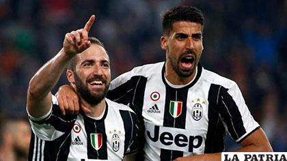 Gonzalo Higuaín celebra junto a Sami Khedira