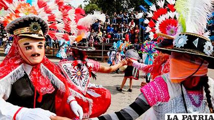 Personas con atuendos tradicionales danzan durante el inicio de la temporada de carnavales en Papalotla