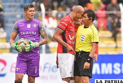Alex Da Silva reclama de forma airada al árbitro José Jordán /APG