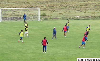 El segundo grupo efectuó una práctica futbolística