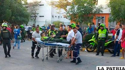 Herido de atentado en Colombia es trasladado en una camilla