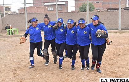 La vuelta olímpica de Cosmos tras lograr el título en softbol