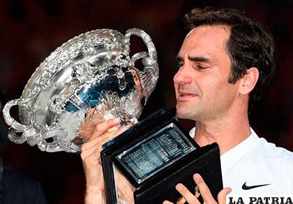 Roger Federer con el trofeo de campeón del Abierto de Australia 