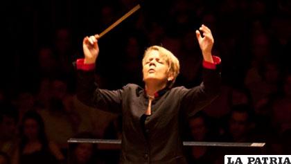 La directora estadounidense Marin Alsop es la primera mujer en hacerse cargo de una orquesta en Viena /DW