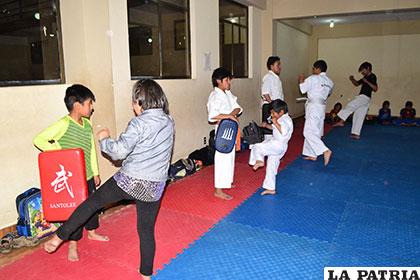 Prosiguen los entrenamientos en la Asociación Municipal de Karate