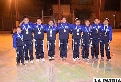 Las niñas de la categoría U-10 campeonas del Convivio