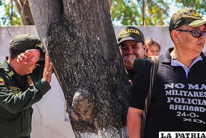 Policías colombianos no resisten y lloran pérdida de sus colegas /LA REPUBLICA