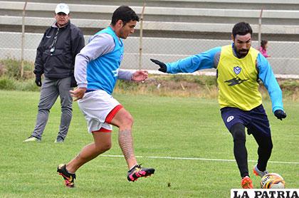 Eduardo Villegas observa a sus dirigidos, Ignacio García con el balón