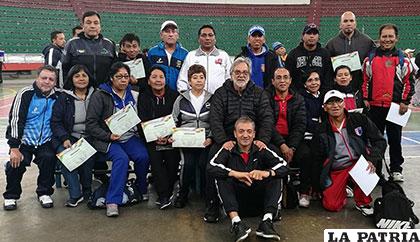 Los entrenadores orureños con sus certificados de participación y aprobación