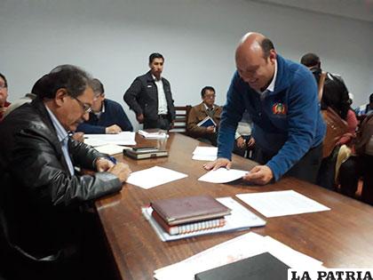 Alcalde, Edgar Bazán y el representante de Oruro de la Procuraduría General del Estado, Edgar Serrano en la firma de convenio
