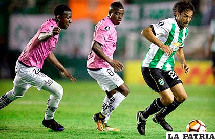 La acción del partido que terminó empatado 1-1 entre Banfield e Independiente del Valle /conmebol.com