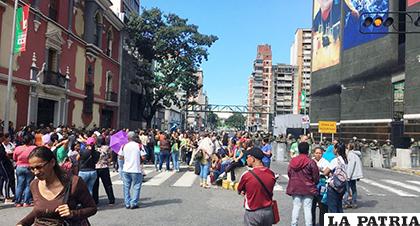 En el centro de Caracas, empleados del Gobierno se manifestaron a las puertas del Ministerio de Educación /EL NUEVO DIARIO