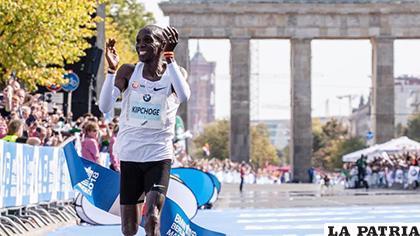 El keniano Eliud Kipchoge de 34 años, batió récord en las calles de Berlín/
losangeles.com