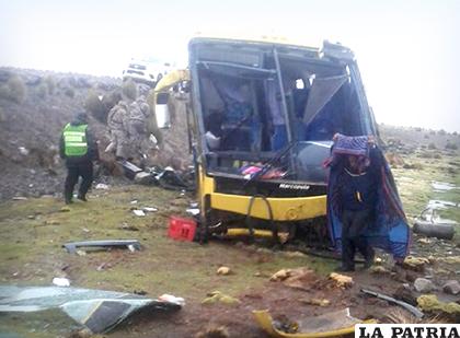 El vuelco dejó serios daños en el vehículo de servicio público /LA PATRIA