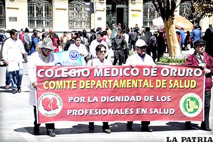 Mandiles Blancos recorren las calles para exigir la implementación real del SUS /LA PATRIA