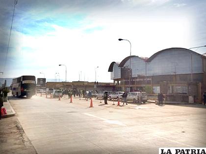 La presencia policial es permanente en la Estación de Autobuses Oruro /LA PATRIA