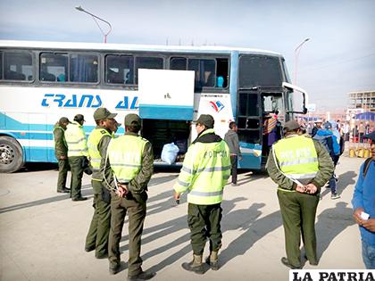 Cada bus es inspeccionado antes de emprender su recorrido al interior del país /LA PATRIA