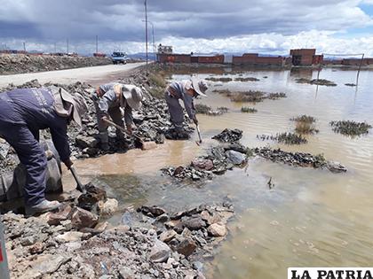 Los trabajadores indican que siguen operando con herramientas antiguas/ LA PATRIA 
