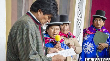 Las Mujeres Unidas, entregan la resolución al Presidente Morales / ABI