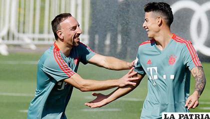 James Rodríguez (derecha) junto a Franck Ribéry (izquierda) en el entrenamiento de la víspera /EFE 