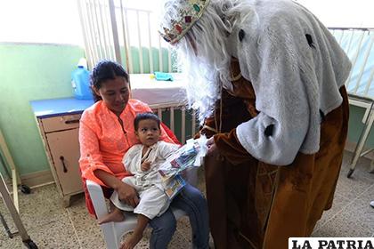 Tres hombres disfrazados de Melchor, Gaspar y Baltasar llevaron regalos a los niños, en su mayoría de escasos recursos/ YAHOO NOTICIAS